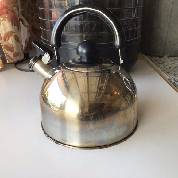 BC Stainless Steel Whistler Kettle 2.5Q Pre-Owned - Picture 5 of 9